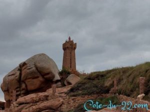 Le phare  de Mean Ruz sur la côte de granit rose à Ploumanac'h