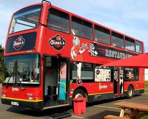 Le snacking-bus à Lannion : restaurant insolite dans un bus anglais 