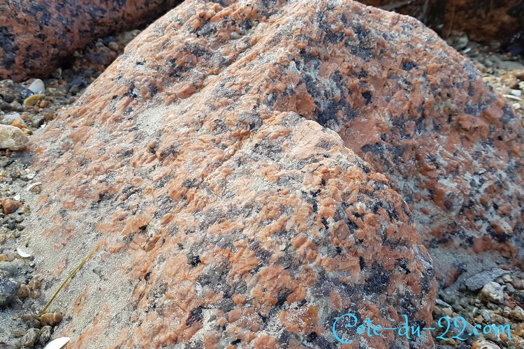 Morceau de granit rose : quartz, mica et feldspath