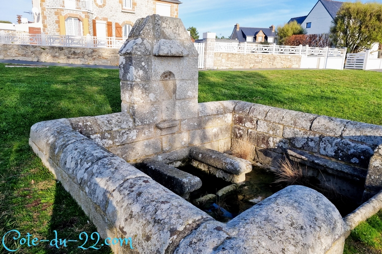 Fontaine Saint-Sauveur Pleumeur-Bodou