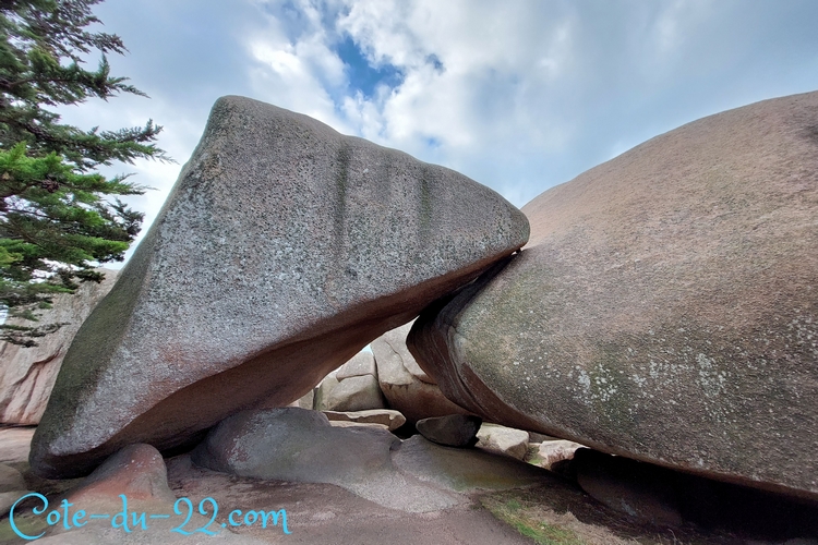 Impressionnants rochers sur la presqu'île Renote